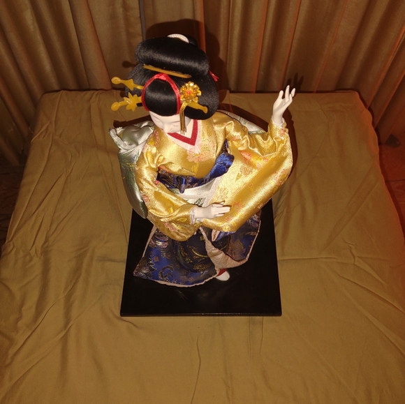 High Value Japanese Geisha Doll - Picture 12 of 14